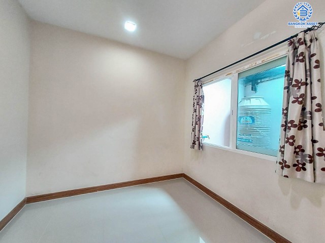 ทาวน์เฮ้าส์มือสองย่านสมุทรสาคร ม.โกลเด้นทาวน์ พระราม2 เนื้อที่มากถึง 21.2 ตร.ว. ฟังก์ชันจัดเต็มถึง 4 ห้องนอน 3 ห้องน้ำ 2 ที่จอดรถ บนทำเลเยี่ยม เชื่อมต่อถ.พระราม 2, ถ.กาญจนาภิเษก ใกล้บิ๊กซี, เซ็นทรัลพระราม 2 และทางด่วน "พระราม 2"